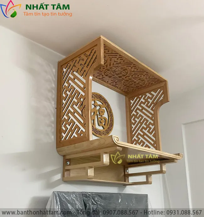 Không gian lịch sự và trang nghiêm hơn với bàn thờ treo tường kèm ốp vách