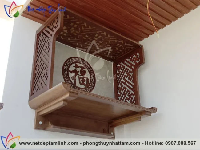 Trang thờ ngoài trời được thiết kế thêm vách ngăn giúp hạn chế mưa gió