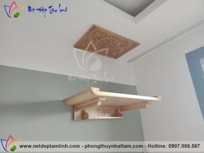 Trang thờ treo tường gỗ sồi tạo không gian sáng cho căn nhà