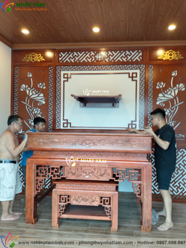 Lắp đặt bàn thờ gỗ hương cho phòng thờ gia tiên tại Quảng Bình