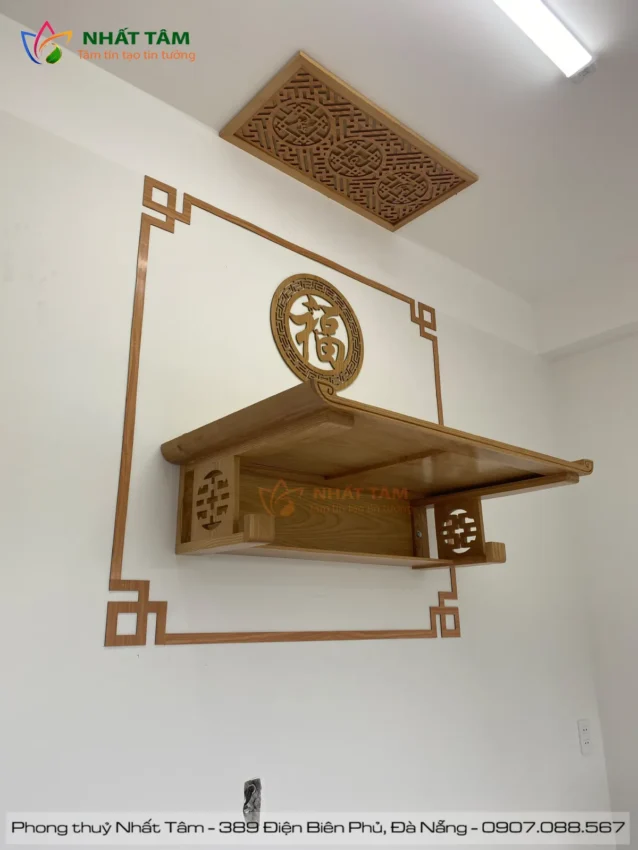 Bàn thờ chung cư màu vàng