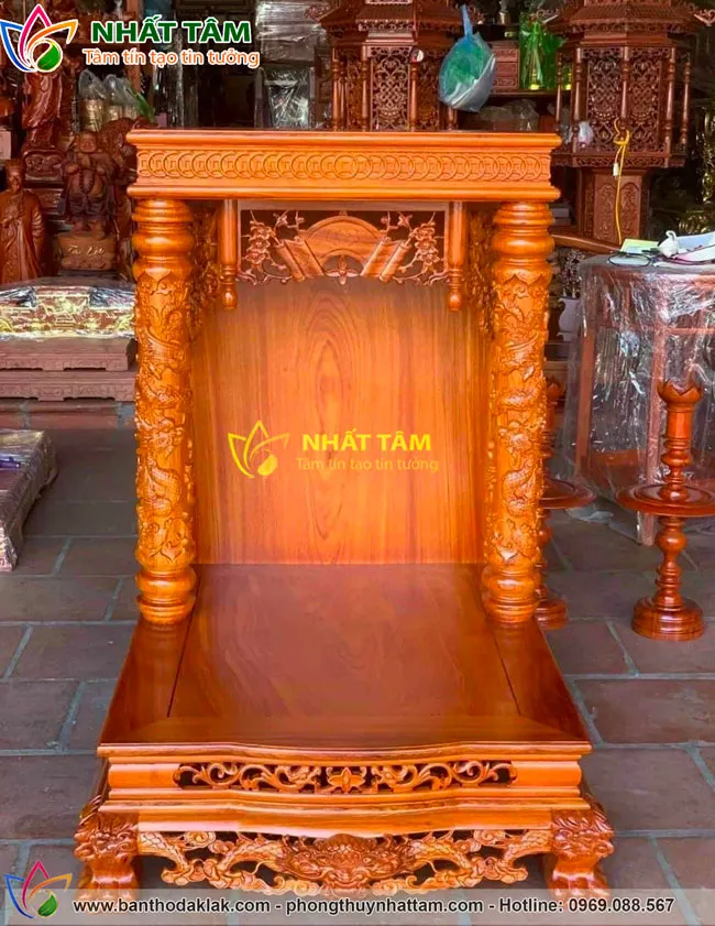 Bàn thờ thần tài cột rồng mái bằng gỗ Hương